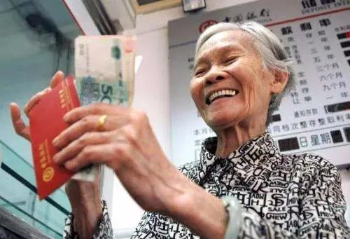 2019年全国多地养老金上调，这算是帮助年青人减轻负担吗？