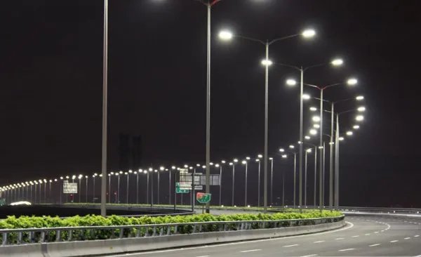 花生会让我们想到那些默默无闻做贡献的人看到下面事物，你会想到哪些人？竹子梅花蜜蜂路灯