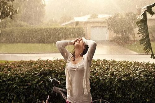 一个人在淋雨的图片，唯美一点的。没带伞的。