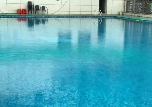 梦见在游泳池游泳的寓意  梦见大水中游泳有何含义