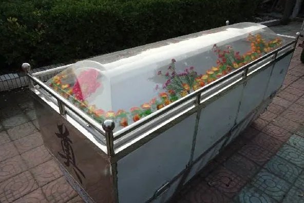 中国的棺材为什么是一头高一头低，西方则是平的，有什么讲究吗？