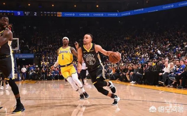 库兹马篮下协防，考辛斯顺下接球完成劲爆隔扣，倒地的库兹马表情狰狞。你怎么看？