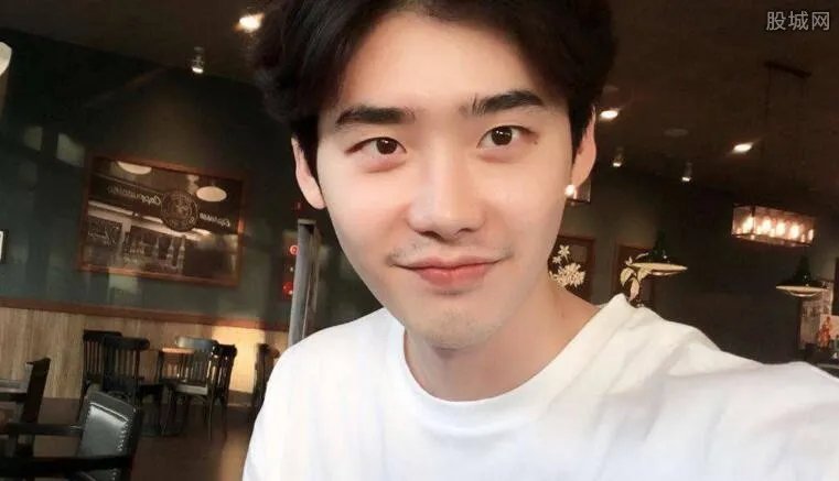 李钟硕承认整容 网友发现李钟硕鼻子整过