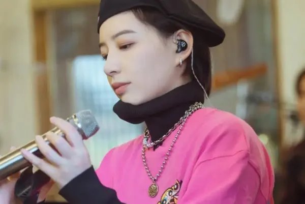 李斯丹妮微博“抖落”姐姐3的库存碎片，她在节目中的表现如何？