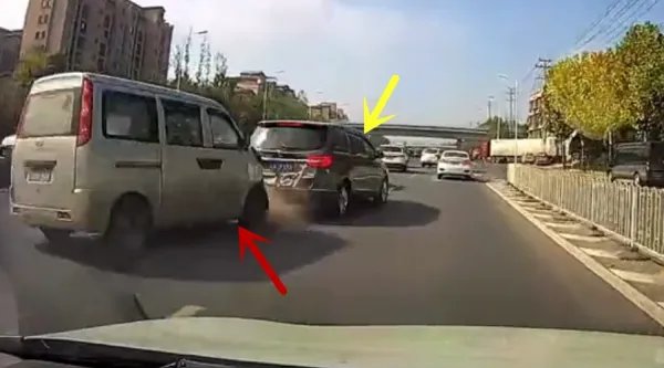 陕西一男孩1分钟3次横穿马路，被面包车撞飞，事故的责任该由谁来承担？