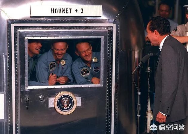 第一个登上月球的人是谁？