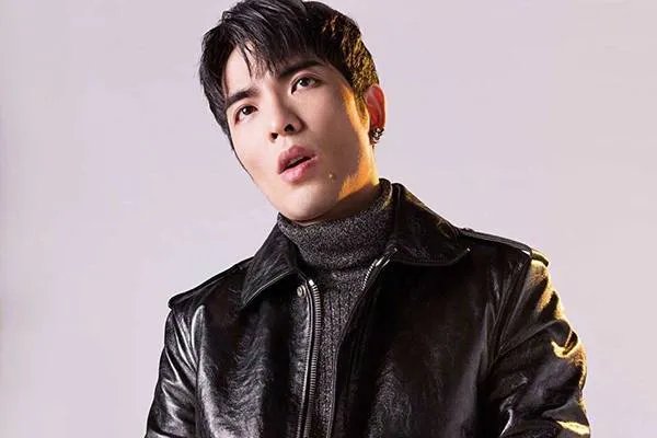 于是爱恨交错人消瘦是什么歌