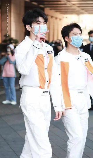 蔡徐坤郭麒麟搭肩什么情况 《奔跑吧》路透照来了