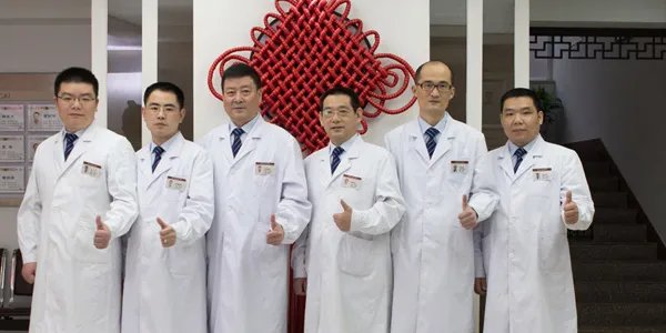 武汉哪家医院看青春痘_痘痘出现跟哪些因素有关