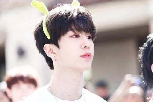 李文翰和范丞丞穿同款衬衫，谁好看？