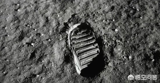 第一个登上月球的人是谁？