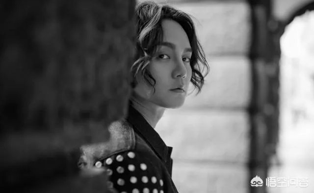 如何评价尹正谜一般的微博？