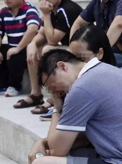 阳台未装玻璃父母看房时2岁女童坠亡谁之过?