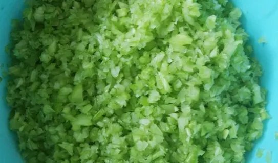 正宗芹菜猪肉饺子馅的做法