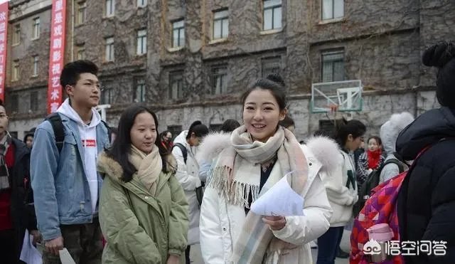 上戏艺考老师表示，化妆的考生一定会扣分，你怎么看？