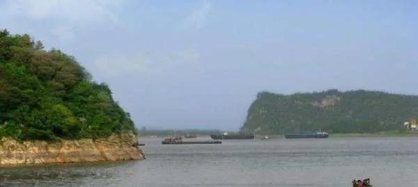 《望天门山》的诗意是什么?