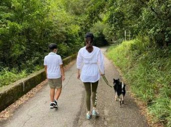 50岁李嘉欣晒与儿子遛狗照，为何身材依旧这么好