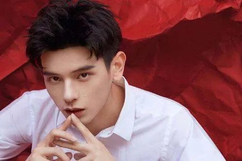 李文翰和范丞丞穿同款衬衫，谁好看？