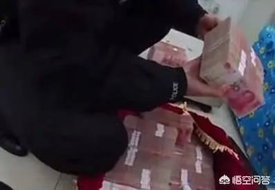 江苏海安县火车站，一男子扛144万坐火车，大家怎么看？