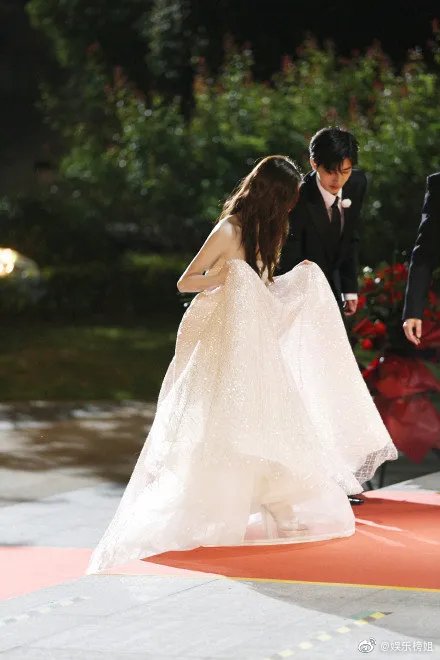 蔡徐坤郭麒麟搭肩什么情况 《奔跑吧》路透照来了