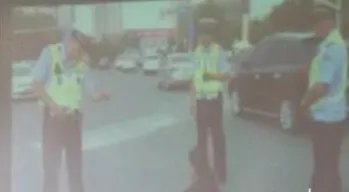 济南一女子闯红灯被查后声称要住马路上把路全堵住是怎么回事？