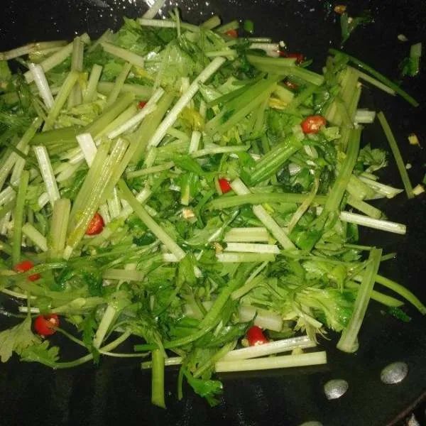 香干炒芹菜的做法？