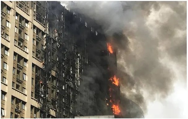 郑州一高层建筑着火现场什么情况？