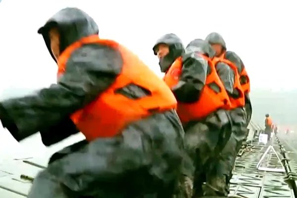 舟桥部队35分钟在黄河飞架浮桥，舟桥兵的训练有多苦？