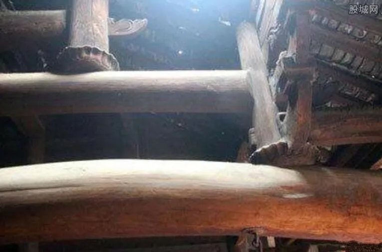 拆迁老屋冒出香气 一根梁价值三千万竟是珍贵木材