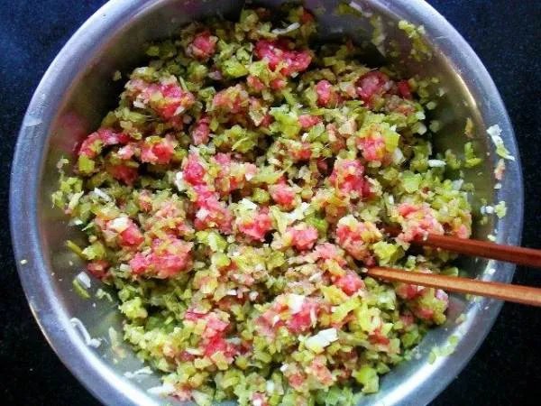 正宗芹菜猪肉饺子馅的做法
