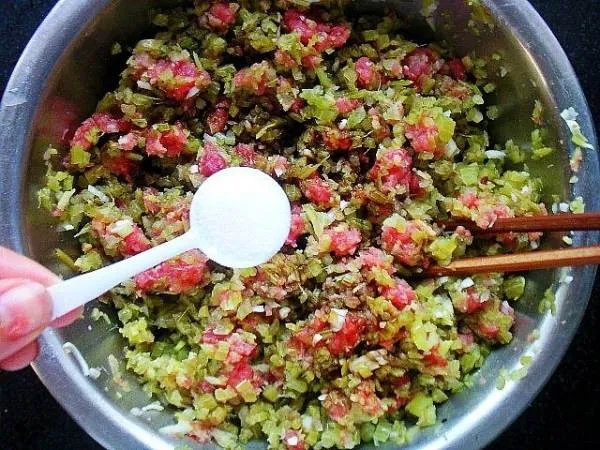 正宗芹菜猪肉饺子馅的做法