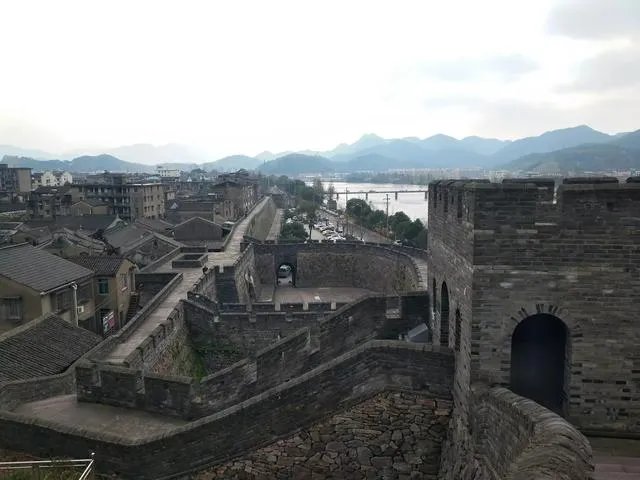 南京回收流失在外明城墙城砖8万块。除了南京，我国还有哪些有城墙的古城？哪个存留最完整？