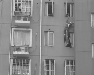 南京轻生女子被消防员蹬进屋了吗？