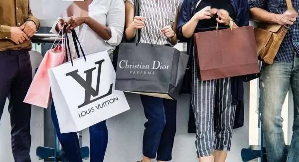 在疫情的背景下，都有哪些奢侈品牌进行了裁员？