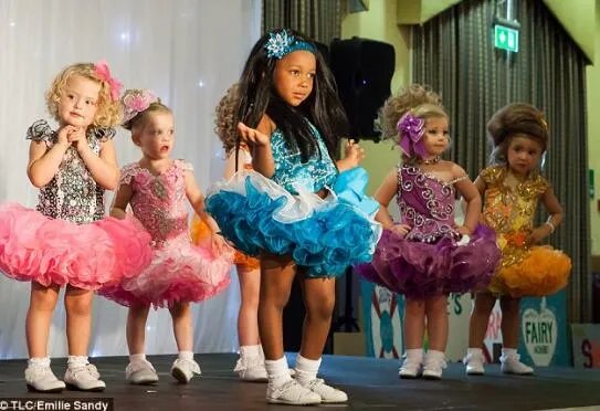 逼3岁女儿参加选美比赛 母亲称是为了她好