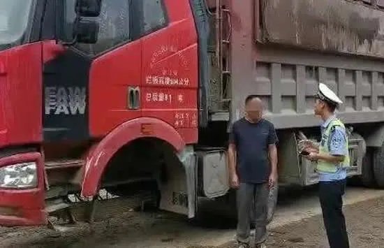 货车两个前轮都没了仍在行驶 现场画面曝光既搞笑又后怕！