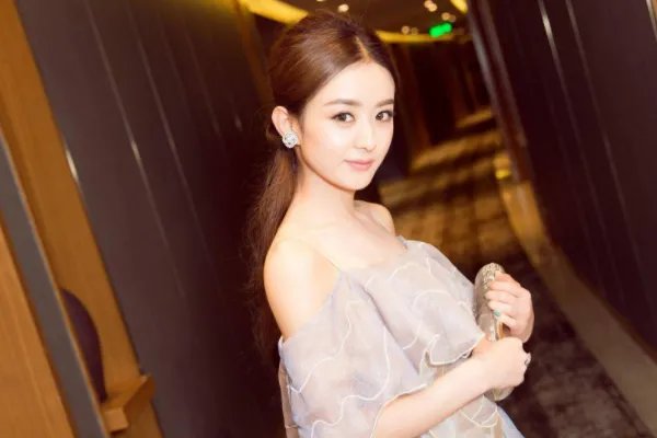 赵丽颖粉丝常在微博下提醒冯绍峰好好对待赵丽颖，是否管得太宽了?