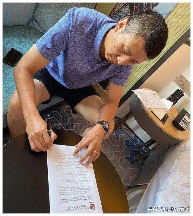 郭士强正式签约广州男篮，他的年薪有多少？会比辽宁时期高吗？