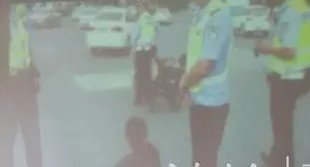 济南一女子闯红灯被查后声称要住马路上把路全堵住是怎么回事？