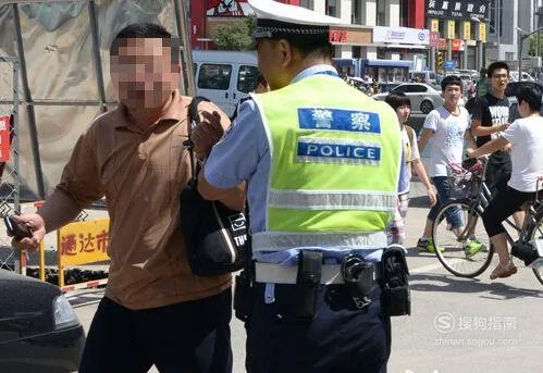 走路闯红灯被逮如何处罚？