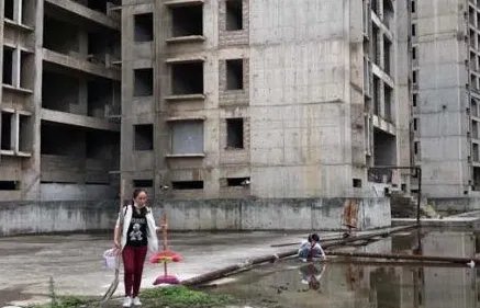 昆明业主住烂尾楼雨水洗脸，被坑的业主该如何维权？