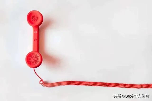 两名女记者在白宫新闻发布会，为什么会气走特朗普，就是因为蒋为佳是华裔？