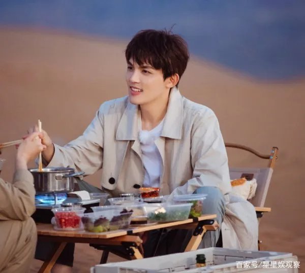 张雨绮与男友沙漠旅行，夕阳下上演逆光吻浪漫又唯美，你看好这对姐弟恋吗？