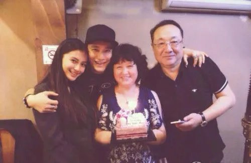 黄晓明父亲是谁？ 黄教主家庭背景大介绍