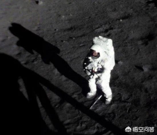 第一个登上月球的人是谁？