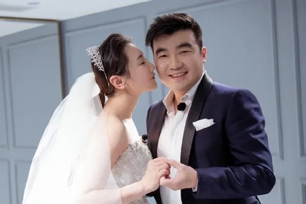 何雯娜老公谈婚礼 何雯娜家庭地位堪忧，富豪老公优越感太强