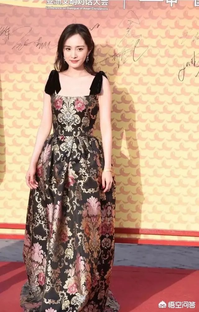 杨幂穿礼服配运动鞋，你觉着这搭配怎么样？