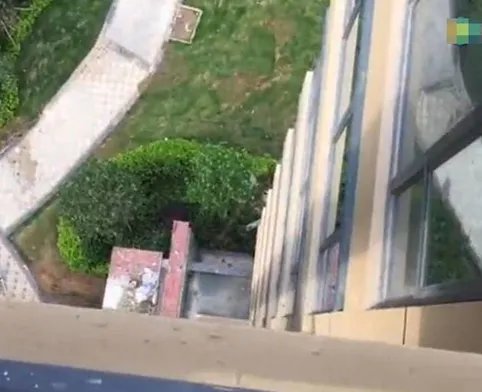 阳台未装玻璃父母看房时2岁女童坠亡谁之过?