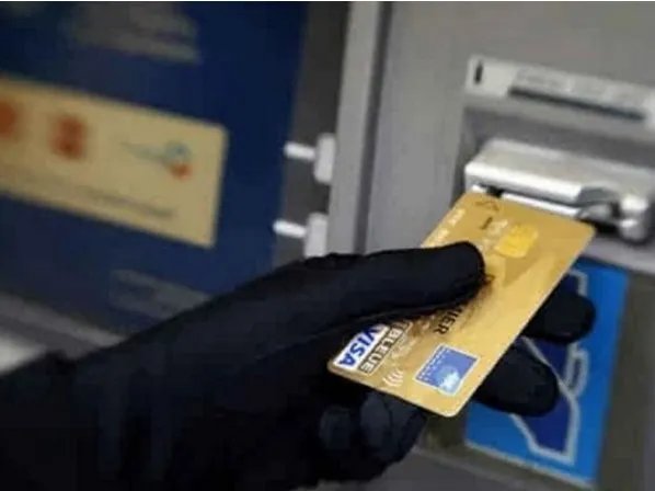 银行卡被盗刷34万该由谁来赔?