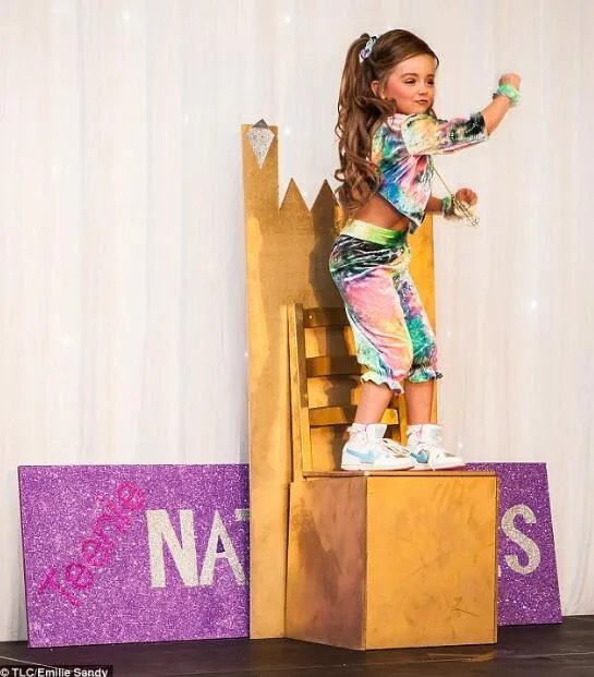 逼3岁女儿参加选美比赛 母亲称是为了她好